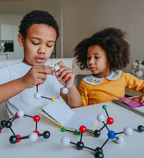 Kinder lernen Chemie