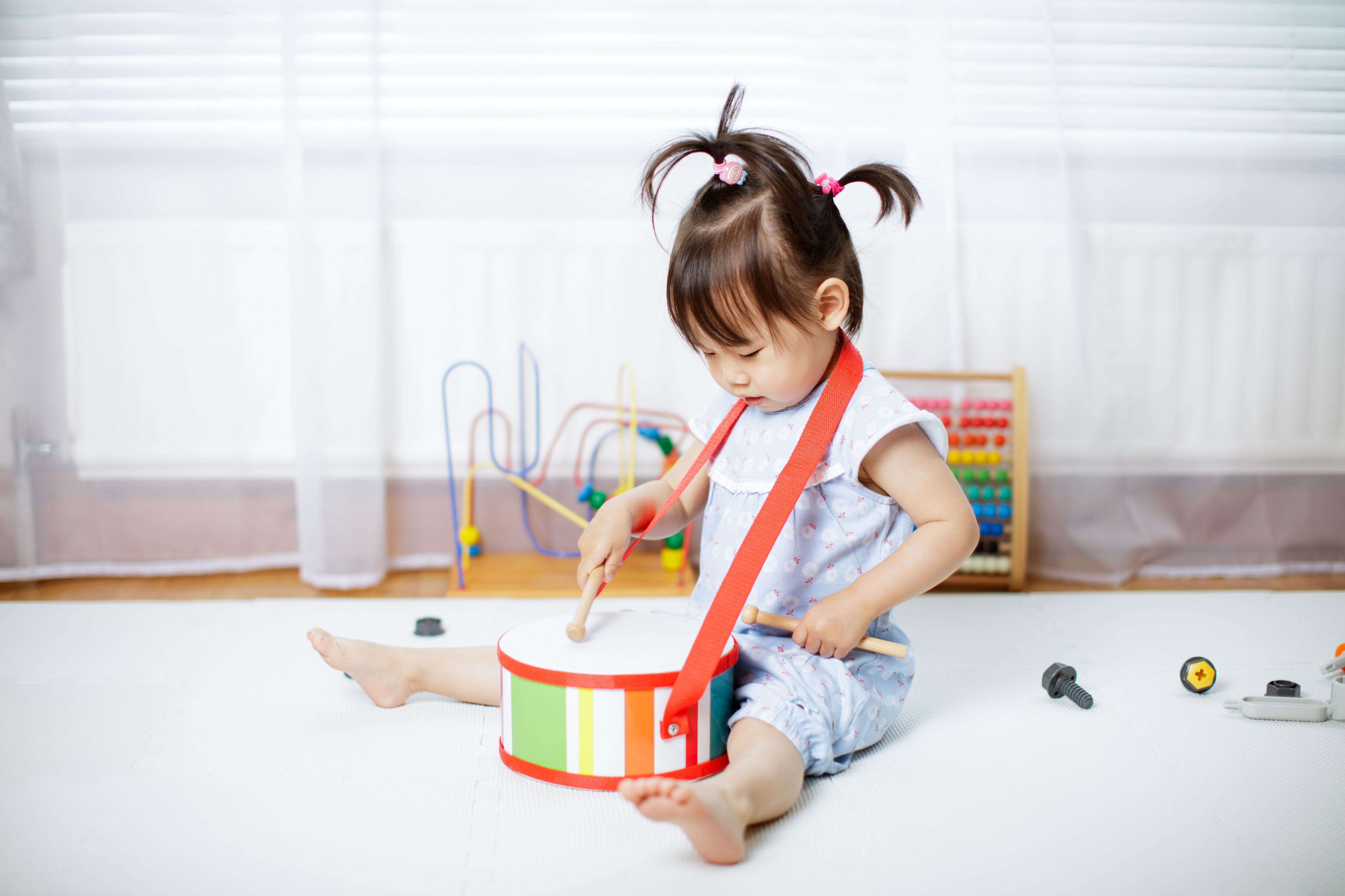 ドラムで遊ぶ子供