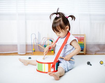 ドラムで遊ぶ子供