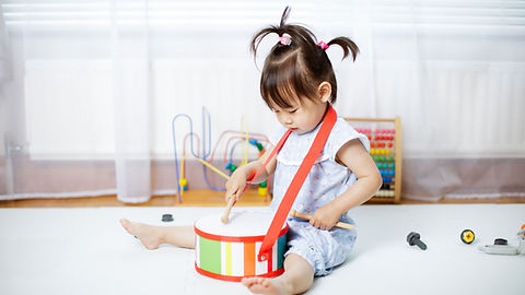 ドラムで遊ぶ子供