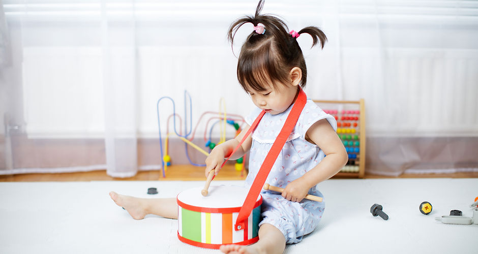 ドラムで遊ぶ子供