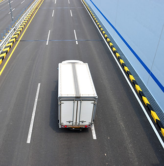 Caminhão dirigindo na rodovia