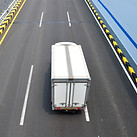 Caminhão dirigindo na rodovia