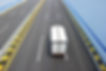 Caminhão dirigindo na rodovia