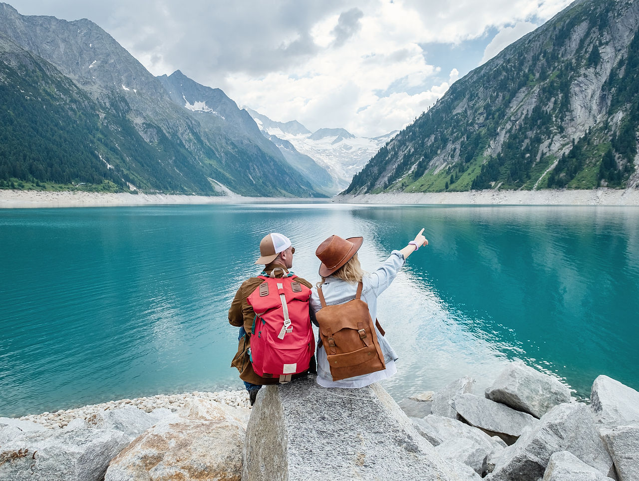Des jeunes au lac de montagne