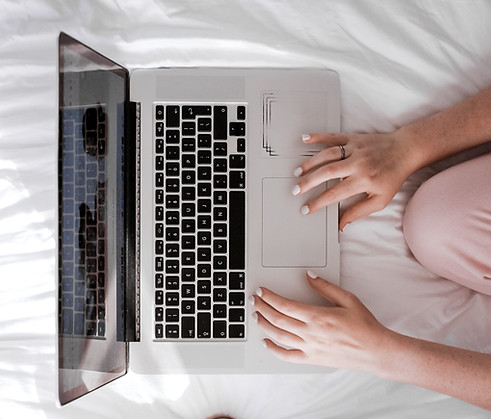 Persona sul computer portatile dall'alto