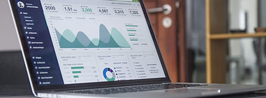 Ordinateur affichant des données analytiques