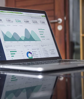 Ordinateur affichant des données analytiques