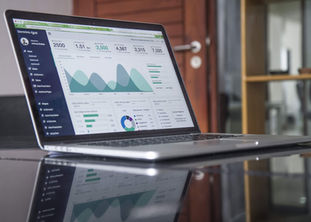Comprendre la différence de suivi entre Google Analytics et Facebook Ads pour les conversions et achats sur un site Web