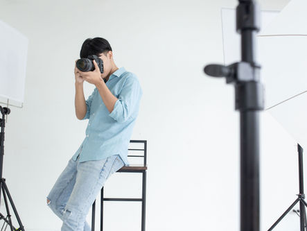 ¿Cómo sujetar correctamente una cámara reflex?【Curso Fotografía Básica】