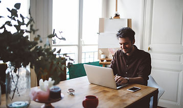 Hombre en el Laptop