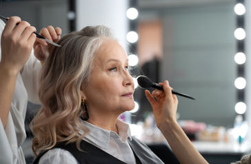 Maquillaje de mujer mayor, con espejo y brochas, Especial Mujeres, peinado elegante.