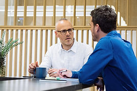Discussion au bureau