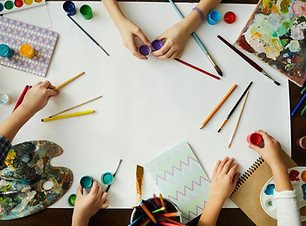 絵の具とブラシで大きな白い帆布
