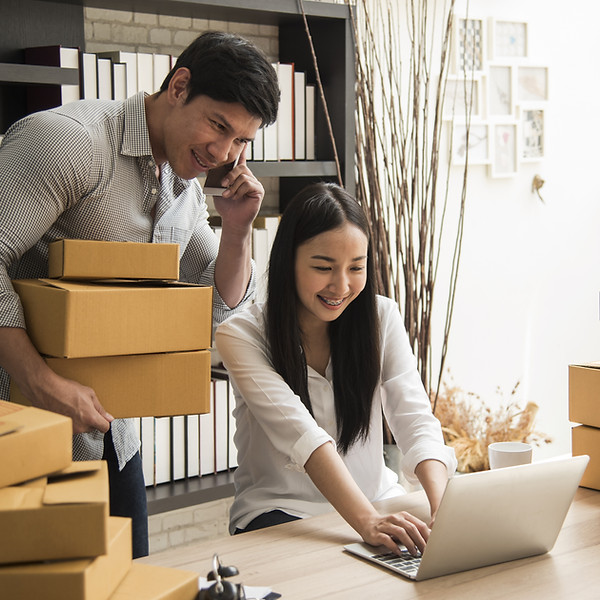 Un hombre y una mujer recibiendo pedidos en línea