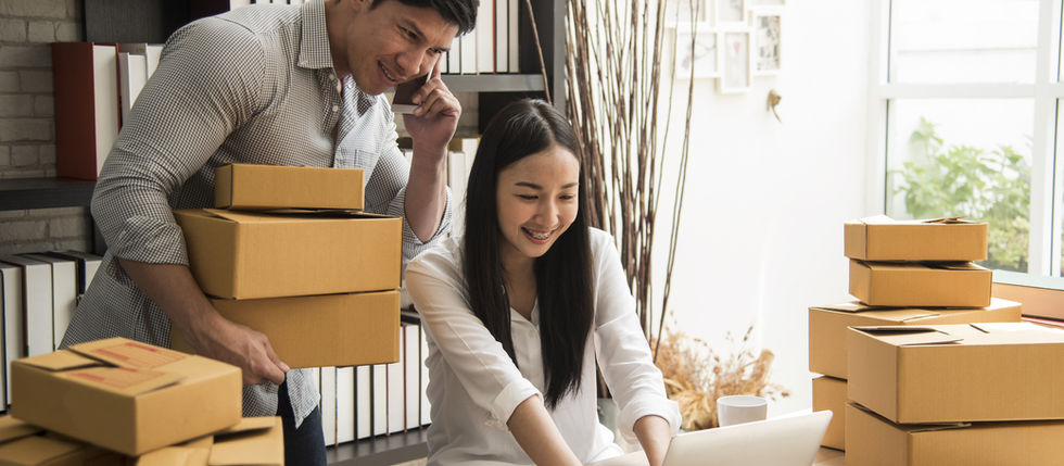 Zwei Unternehmer, die bei ProClient FINANZ erfolgreich eine Finanzierungs-Zusage für einen Firmenkredit erhalten