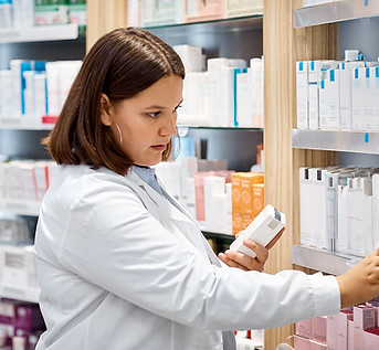 Farmacista che organizza gli scaffali