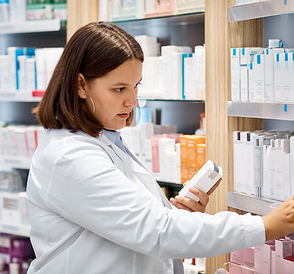 Apotheker organisiert Regale