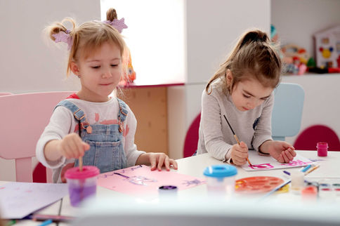 Niñas en clase de pintura