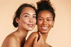 Duas mulheres sorrindo