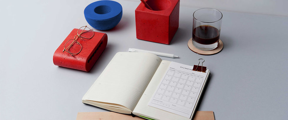 Mesa com artigos de papelaria