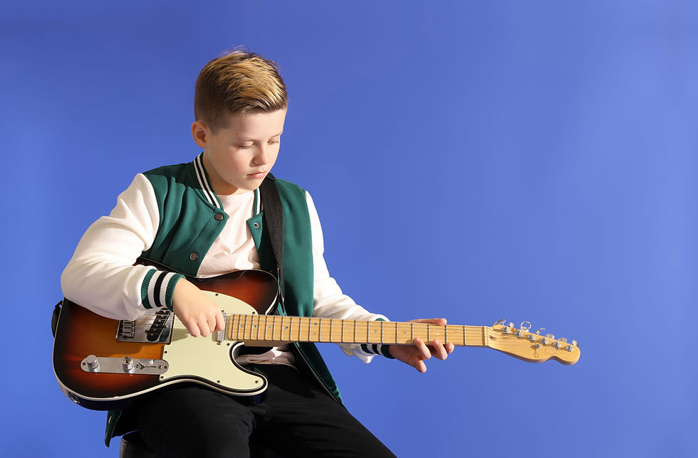 Kind mit E-Gitarre