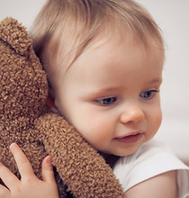 Baby mit Teddybären