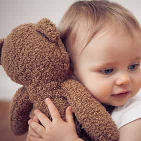 Baby mit Teddybären