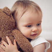 Bébé avec ours en peluche