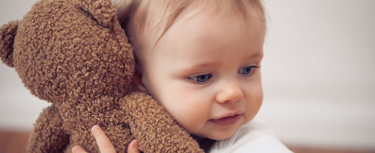 Bébé avec ours en peluche