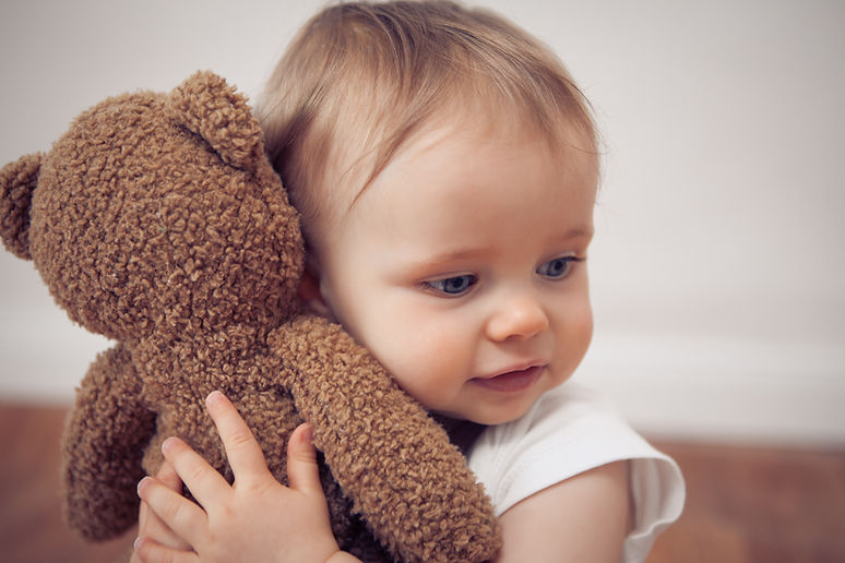 Bébé avec ours en peluche