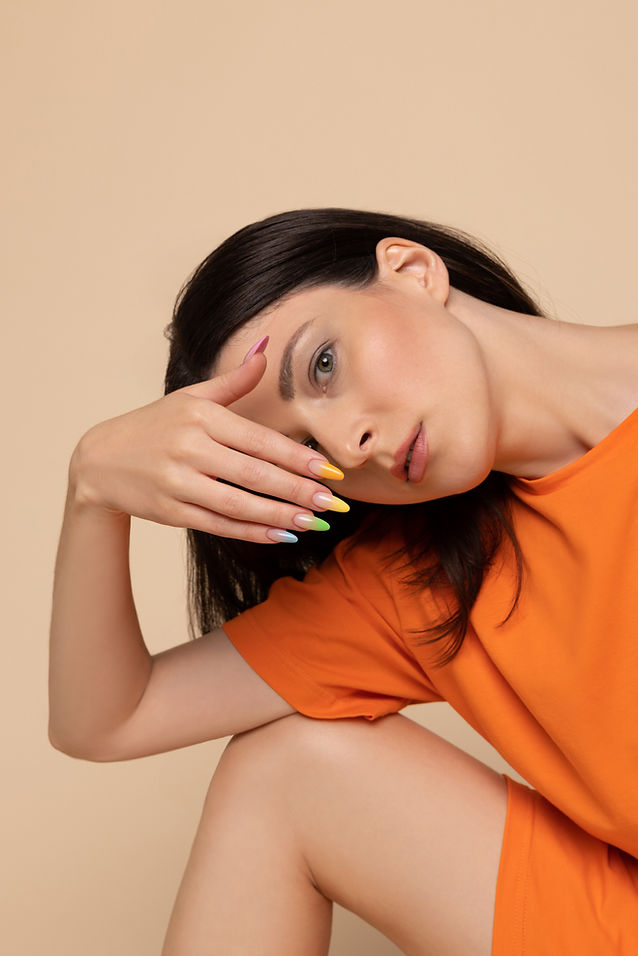 Femme aux ongles colorés