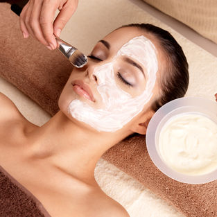 A limpeza de pele remove as células mortas que estão presentes na camada superficial da pele. A limpeza de pele também é capaz de equilibrar o pH da epiderme, o que deixa a pele mais firme, hidratada, elástica e resulta em uma aparência mais jovem. Principais indicações: remoção de cravos (comedões) abertos (pontos pretos) ou fechados (pontos brancos), remoção de miliuns, remover as células mortas, manter a pele macia e saudável, ajudar no equilíbrio da pele seca, normal, oleosa e mista, remover impurezas da pele, remover acnes (espinhas), promover a limpeza dos poros, hidratar peles secas ou ressecadas, promove o rejuvenescimento facial, previne rugas, previne o envelhecimento da pele, prepara a pele para peeling químico. 