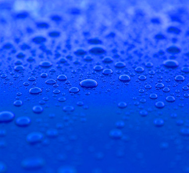 青い表面に滴る