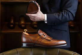 Étirer les chaussures en cuir
