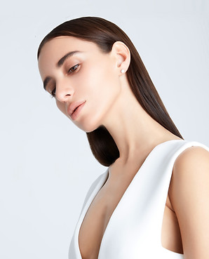 Mujer en vestido blanco