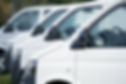 Weiße Autos in Reihe