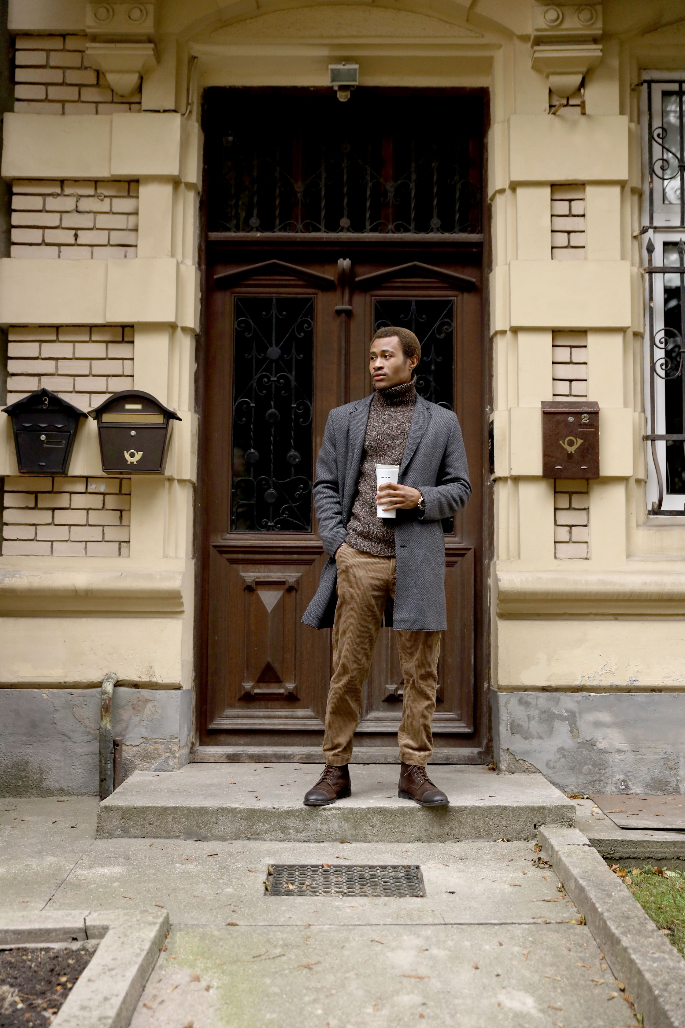 Hombre sosteniendo café