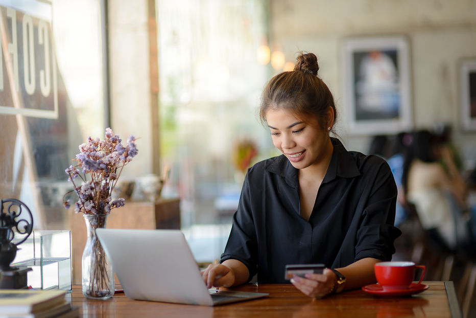 A woman make payment online using credit card