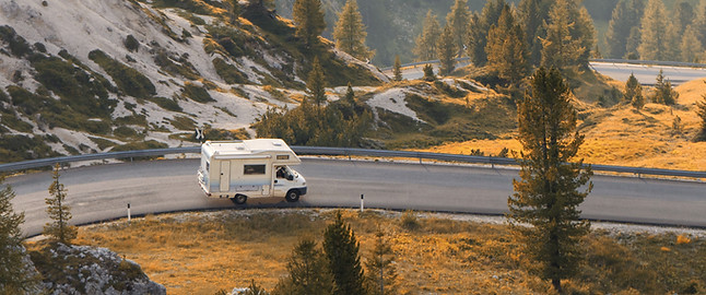Bergstraße mit Camper