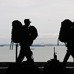 Soldats en silhouette en marche