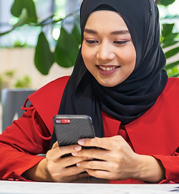 regarder un téléphone intelligent