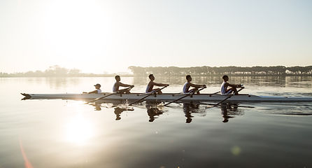 Roeiteam op het water als metafoor voor samenwerking en teamtraining