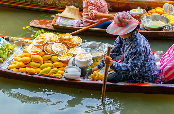 ผู้หญิงขายข้าวเหนียวมะม่วงบนเรือ