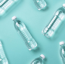 Botellas de agua de plástico