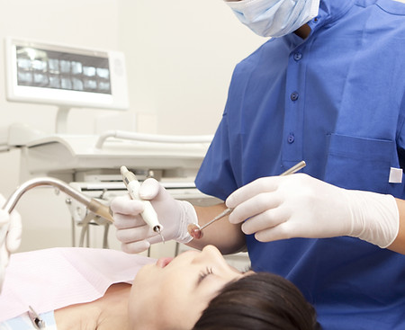 Zahnarzt bei der Arbeit 2