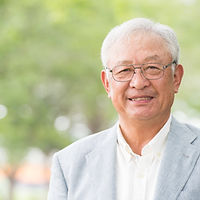 笑容滿面的銀髮男性