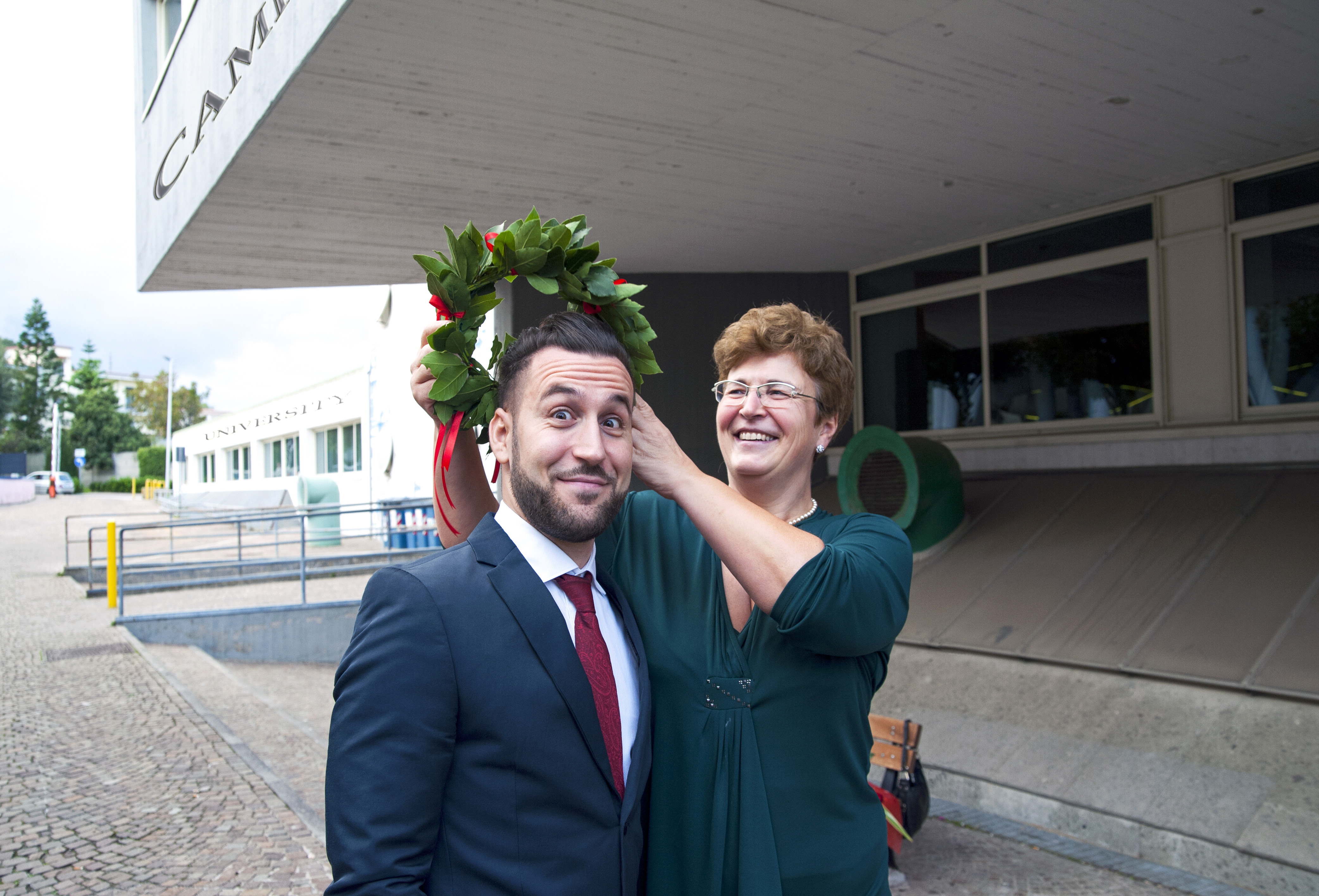 Festa di laurea fotografata a Milano, gioia del traguardo