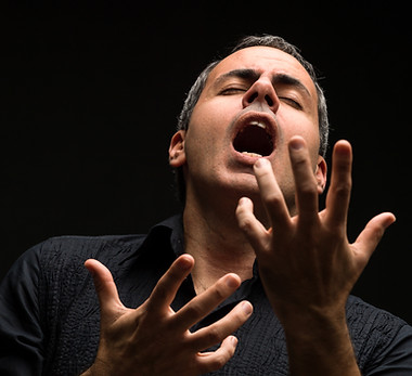 Chanteur d'opéra aux yeux fermés