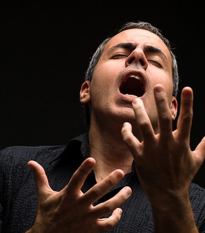 Cantor de ópera com os olhos fechados